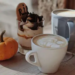 Kleine Kürbisse und ein Dessert im Glas mit "R.I.P."-Keks. Ein Latte Macchiato und ein weiterer Kaffee, wie vom Starbucks Pumpkin Spice Latte Rezept.