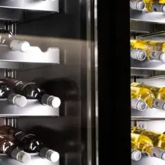 Flaschen mit Wein lagern im **Wein Gefrierschrank** auf mehreren Ebenen.