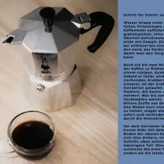 Eine Bialetti Herdkanne für aromatischen Kaffee steht neben einer Tasse frisch gebrühten Kaffees.