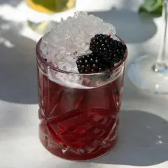 Erfrischender Brombeer-Cocktail mit zerstoßenem Eis und frischen Beeren. Perfekt für einfache Cocktails Rezepte.