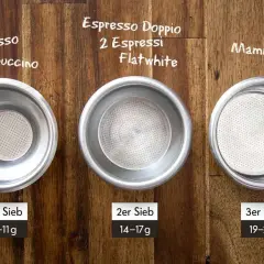 Drei Espressosiebe zeigen, wieviel Gramm Kaffee für einen einfachen Espresso, Doppio oder Flatwhite benötigt werden: 7-11g, 14-17g oder 19-21g.