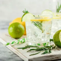 Erfrischende Gin Tonics mit Zitrone, Limette und Rosmarin. Die Frage "wieviel Gin in Gin Tonic" bleibt offen, aber die Zutaten sind perfekt.