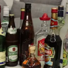 Eine Sammlung von Flaschen mit verschiedenen alkoholischen Getränken. Manche sagen, Wein macht fett, aber diese Auswahl sieht eher nach Spaß aus.