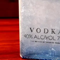 Eiskalte Flasche Wodka, 40% Vol. – ein Genuss ohne Kohlenhydrate.