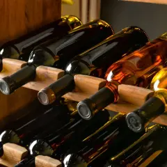 Holzregal mit Flaschen, die auf die richtige wein lagern temperatur warten.