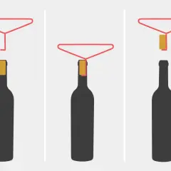 Illustration zeigt, wie man eine Flasche mit einem Trichter und einem Holzkeil öffnet, wenn kein Korkenzieher zur Hand ist.