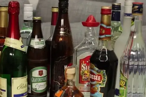 Eine Sammlung von Flaschen mit verschiedenen alkoholischen Getränken. Manche sagen, Wein macht fett, aber diese Auswahl sieht eher nach Spaß aus.
