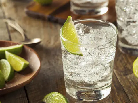 Wie wirkt Gin auf den Körper? Risiken, Kalorien und Tipps