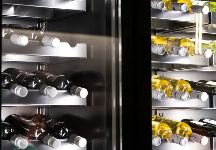 Flaschen mit Wein lagern im **Wein Gefrierschrank** auf mehreren Ebenen.