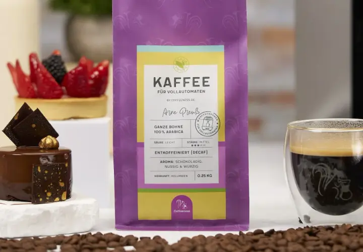 Kaffee-Genuss ohne Koffein: Entkoffeinierter Kaffee schmeckt anders, hier als ganze Bohne 100% Arabica mit Schoko-Aroma. Daneben ein feines Dessert.