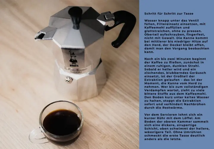 Eine Bialetti Herdkanne für aromatischen Kaffee steht neben einer Tasse frisch gebrühten Kaffees.