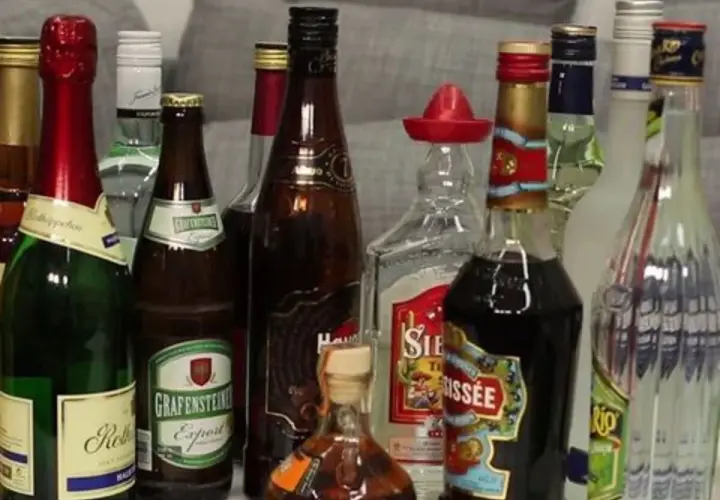 Eine Sammlung von Flaschen mit verschiedenen alkoholischen Getränken. Manche sagen, Wein macht fett, aber diese Auswahl sieht eher nach Spaß aus.