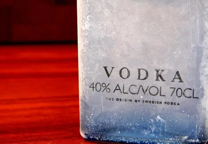 Eiskalte Flasche Wodka, 40% Vol. – ein Genuss ohne Kohlenhydrate.