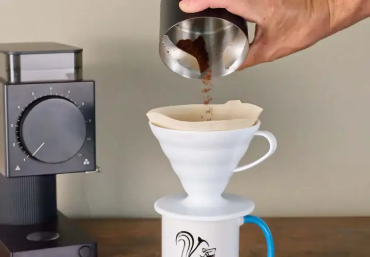 Kaffeezubereitung: Frisch gemahlener Kaffee rieselt in einen Filter. Die Frage, welcher Kaffee hat am meisten Koffein, beschäftigt jeden Morgen viele.