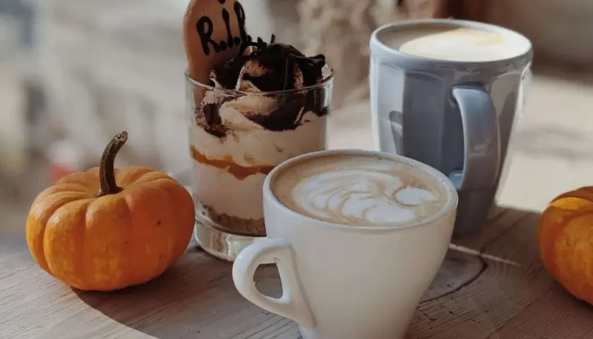 Kleine Kürbisse und ein Dessert im Glas mit "R.I.P."-Keks. Ein Latte Macchiato und ein weiterer Kaffee, wie vom Starbucks Pumpkin Spice Latte Rezept.