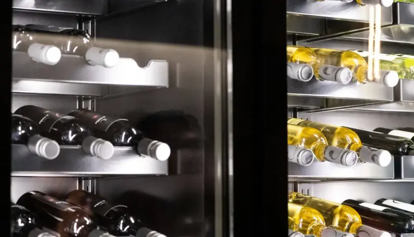 Flaschen mit Wein lagern im **Wein Gefrierschrank** auf mehreren Ebenen.