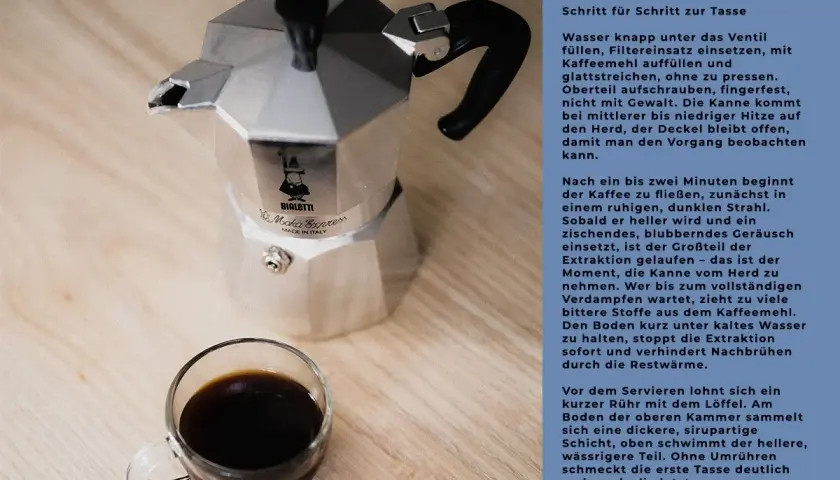 Eine Bialetti Herdkanne für aromatischen Kaffee steht neben einer Tasse frisch gebrühten Kaffees.