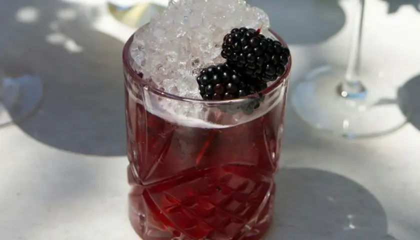 Erfrischender Brombeer-Cocktail mit zerstoßenem Eis und frischen Beeren. Perfekt für einfache Cocktails Rezepte.