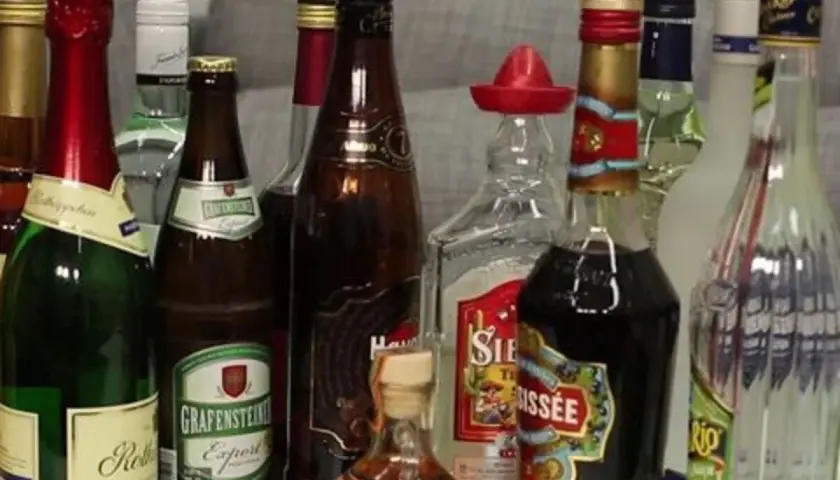 Eine Sammlung von Flaschen mit verschiedenen alkoholischen Getränken. Manche sagen, Wein macht fett, aber diese Auswahl sieht eher nach Spaß aus.
