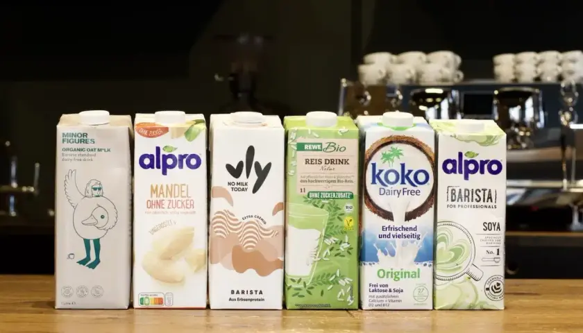 Sechs verschiedene pflanzliche Drinks: Hafer-, Mandel-, Reis-, Kokos- und Sojadrinks. Der Fettgehalt ist bei Milchersatzprodukten oft ein Thema für den perfekten Milchschaum.