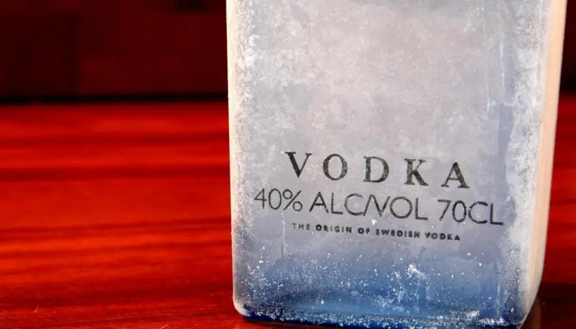 Eiskalte Flasche Wodka, 40% Vol. – ein Genuss ohne Kohlenhydrate.