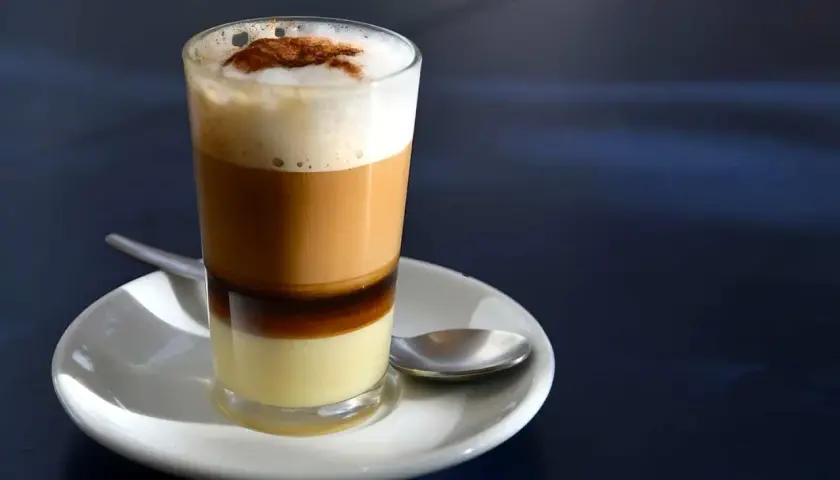 Ein geschichteter Kaffee mit Kondensmilch, Likör, Kaffee und Milchschaum, bestreut mit Zimt. Perfekt für ein Barraquito Rezept.