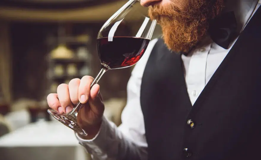 Was macht ein Sommelier? Aufgaben, Weinservice und Ausbildung