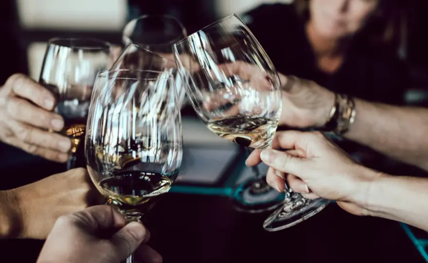 Weinglas richtig halten und Wein stilvoll genießen