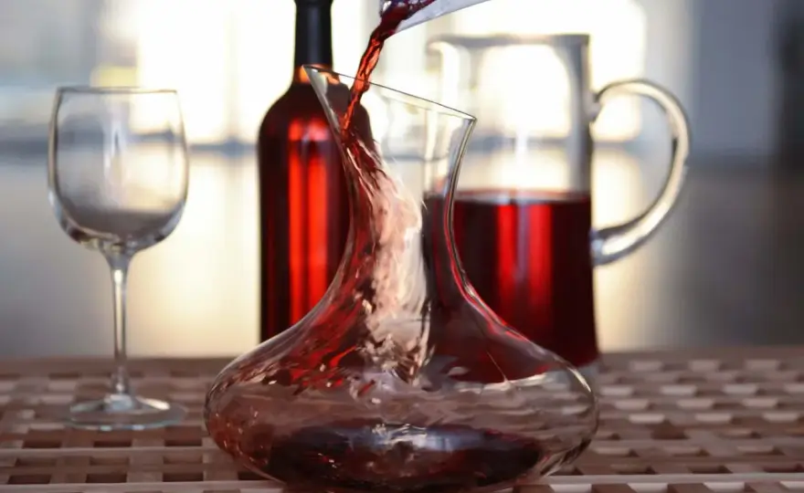 Wein dekantieren oder karaffieren? Die richtige Methode