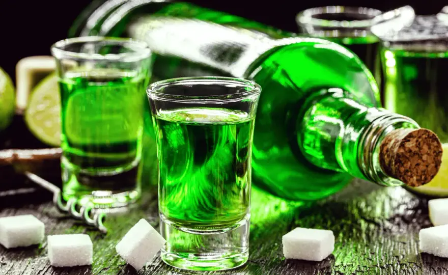 Absinth aus Wermut? Unterschiede zu Vermouth und Trinktipps