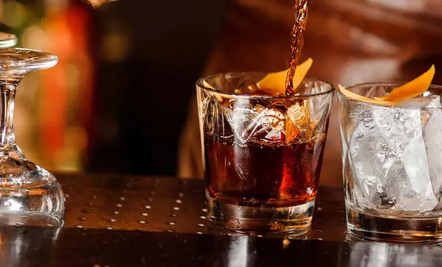 Wie trinkt man Whisky? Tipps für Glas, Wasser und Eis