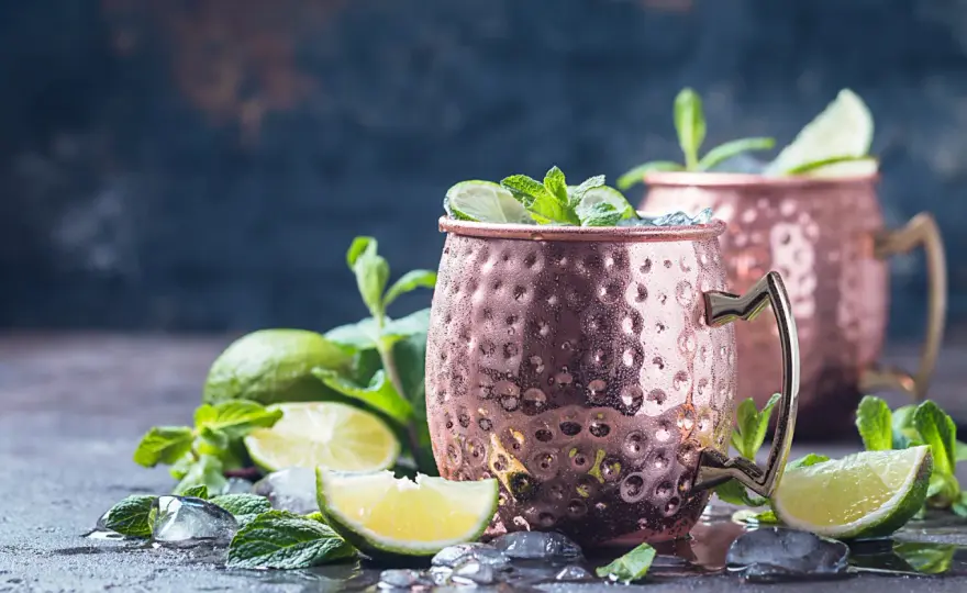 Moscow Mule Herkunft erklärt - Geschichte, Wodka und Kupferbecher