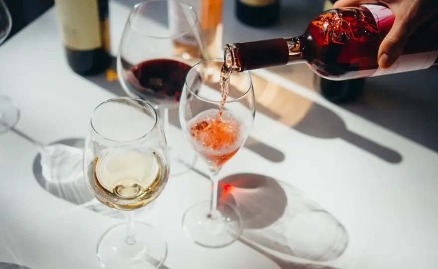 Wein servieren leicht gemacht - Temperatur, Glas und Reihenfolge