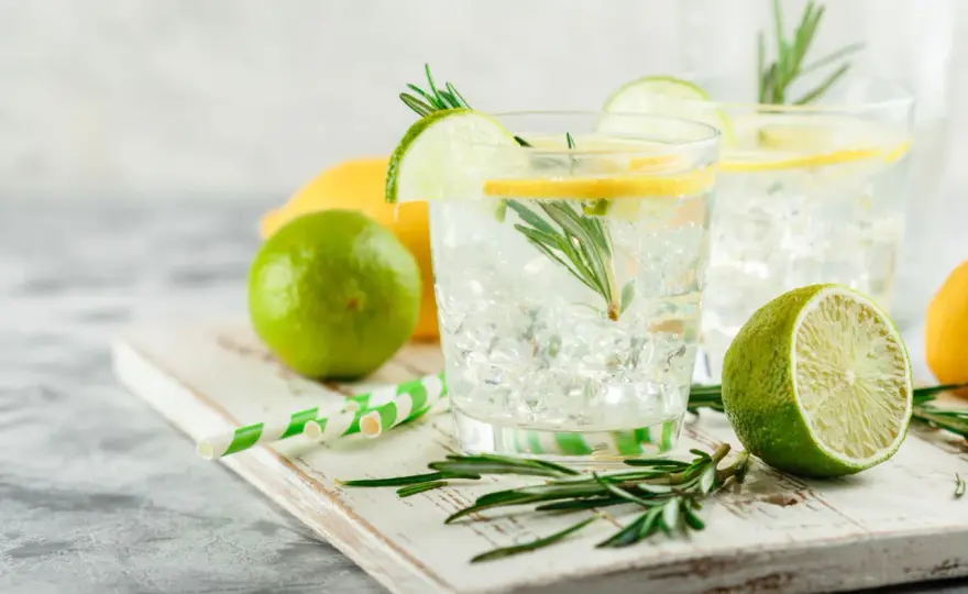 Wie viel Gin gehört in einen Gin Tonic?