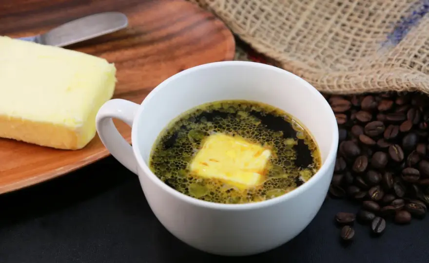 Kaffee mit Butter zum Abnehmen? Kalorien und Risiken
