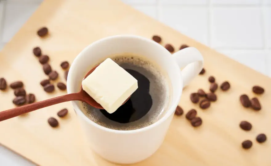 Butterkaffee richtig zubereiten und Kalorien realistisch einschätzen