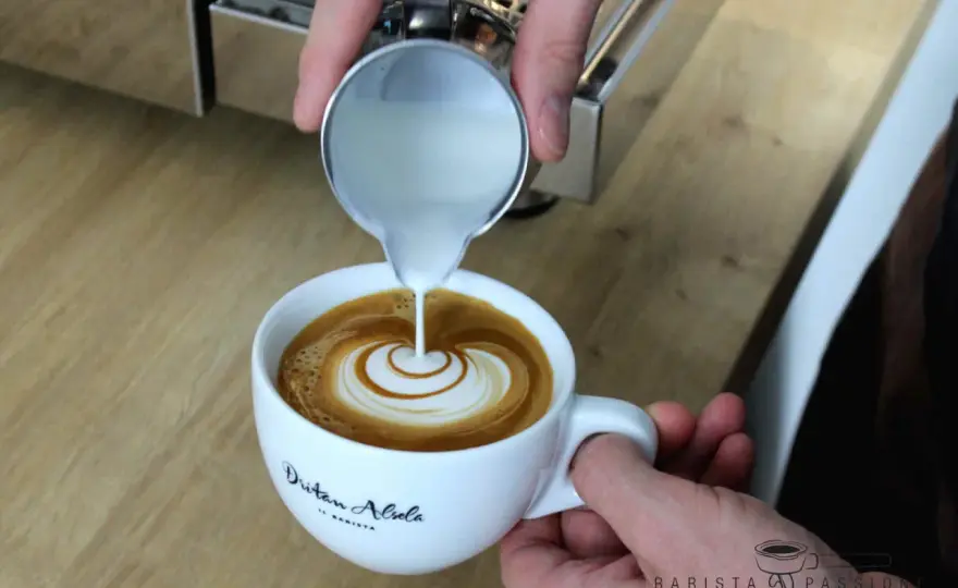 Flat White richtig zubereiten - Rezept für samtigen Microfoam