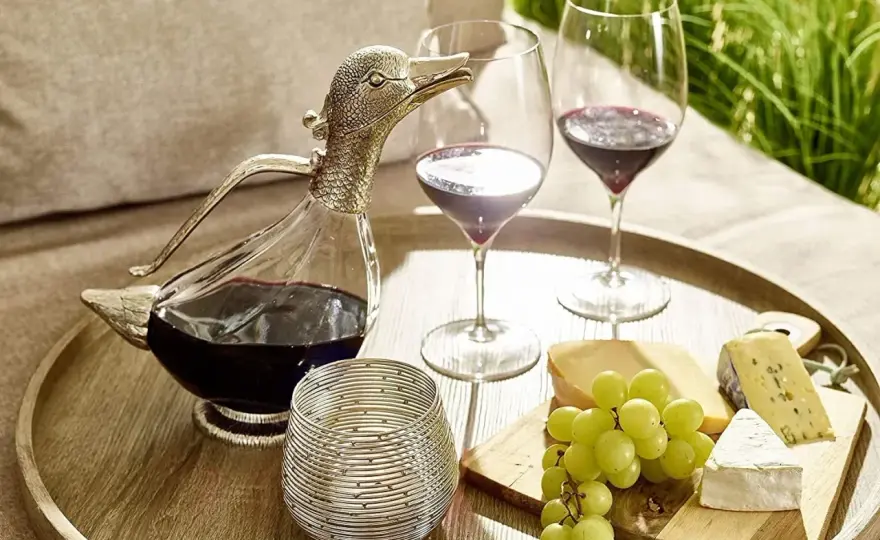 Wein richtig einschenken und stilvoll servieren