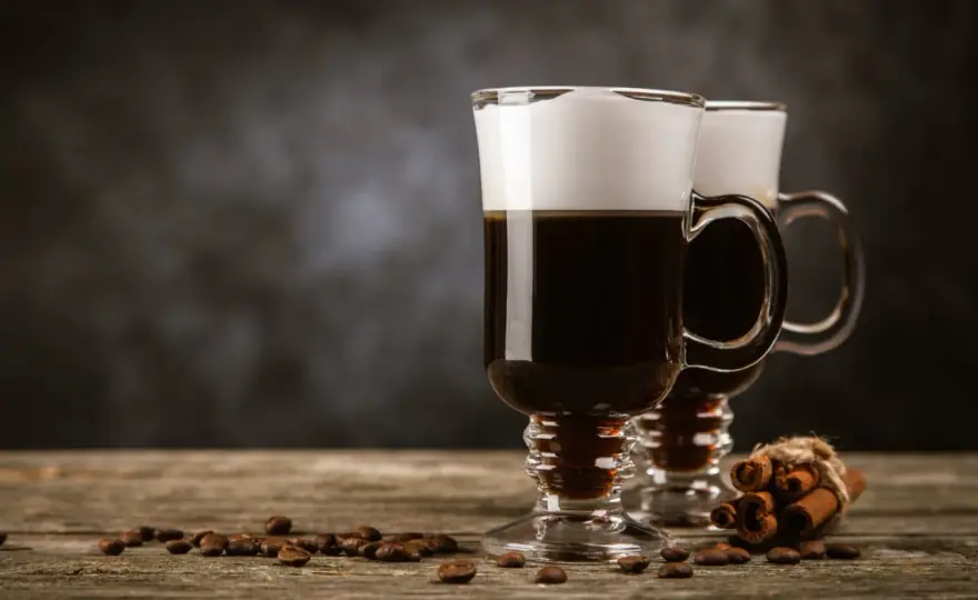 Irish Coffee richtig zubereiten - klassisches Rezept mit Sahne