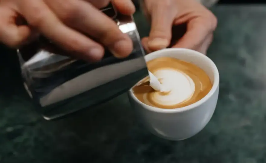 Latte Art lernen - Herz, Tulpe und Rosette richtig gießen