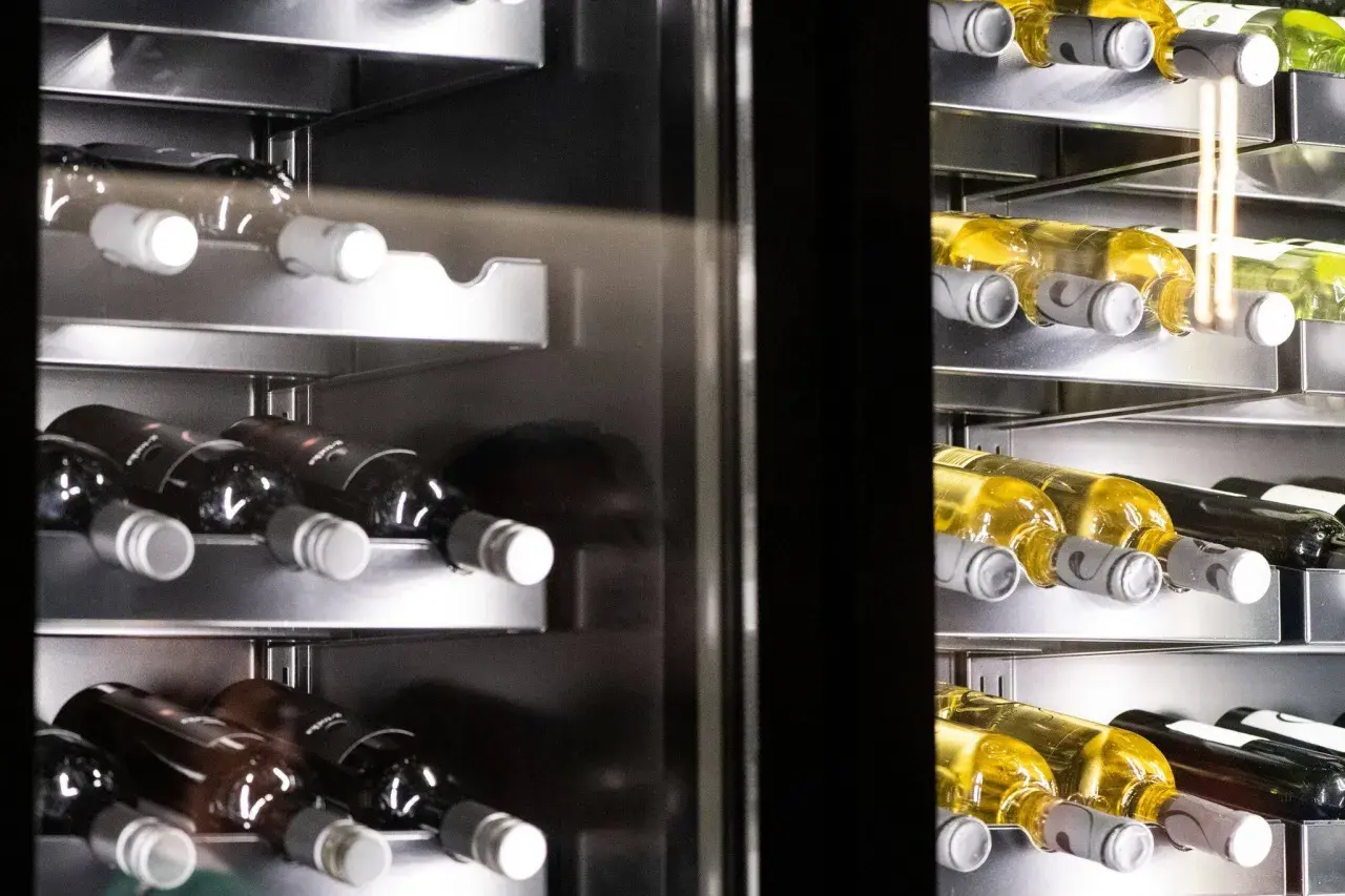 Flaschen mit Wein lagern im **Wein Gefrierschrank** auf mehreren Ebenen.