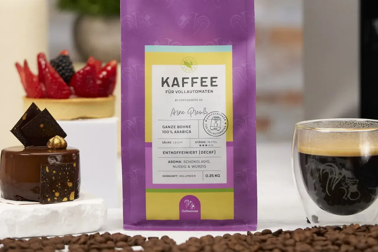 Kaffee-Genuss ohne Koffein: Entkoffeinierter Kaffee schmeckt anders, hier als ganze Bohne 100% Arabica mit Schoko-Aroma. Daneben ein feines Dessert.
