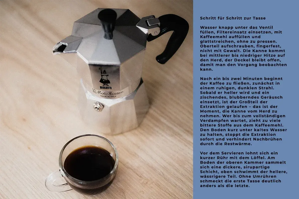 Eine Bialetti Herdkanne für aromatischen Kaffee steht neben einer Tasse frisch gebrühten Kaffees.