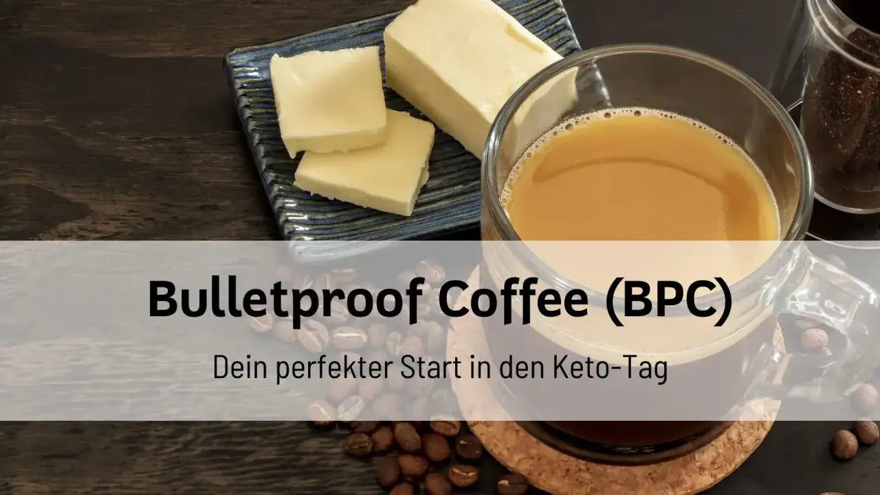 Bulletproof Coffee (BPC) mit Butter und Kaffeebohnen. Dein perfekter Start in den Keto-Tag.
