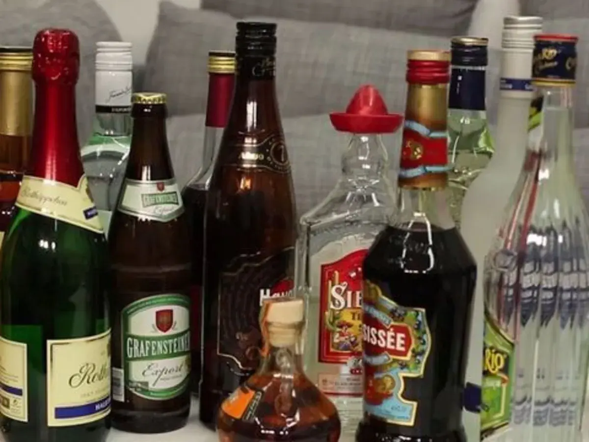 Eine Sammlung von Flaschen mit verschiedenen alkoholischen Getränken. Manche sagen, Wein macht fett, aber diese Auswahl sieht eher nach Spaß aus.