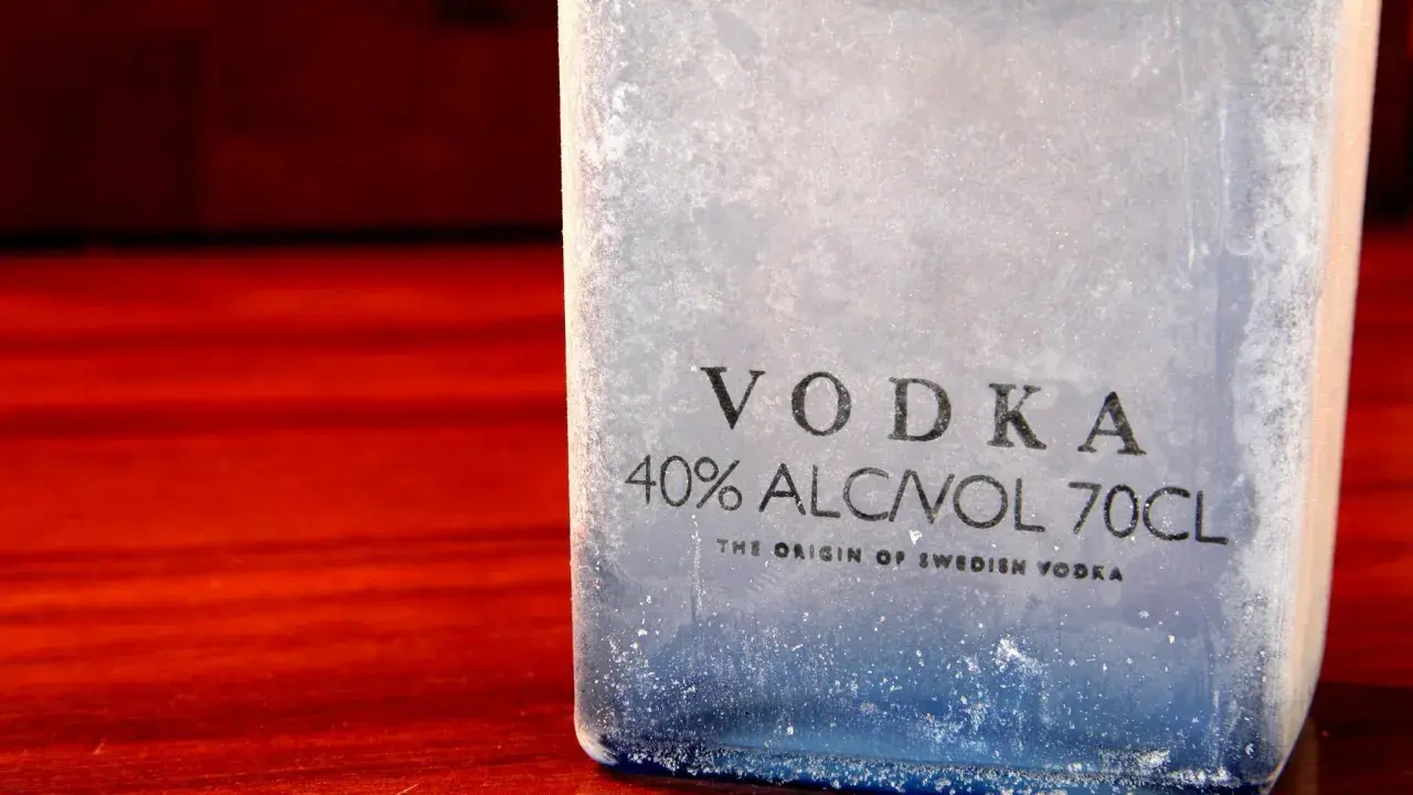 Eiskalte Flasche Wodka, 40% Vol. – ein Genuss ohne Kohlenhydrate.