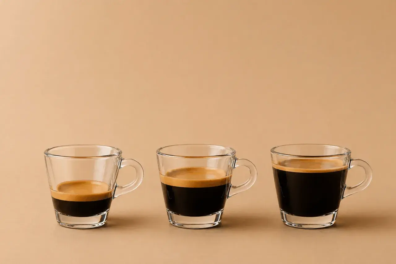 Drei Gläser mit unterschiedlichen Espresso varianten, von wenig bis viel Kaffee, mit cremiger Crema.