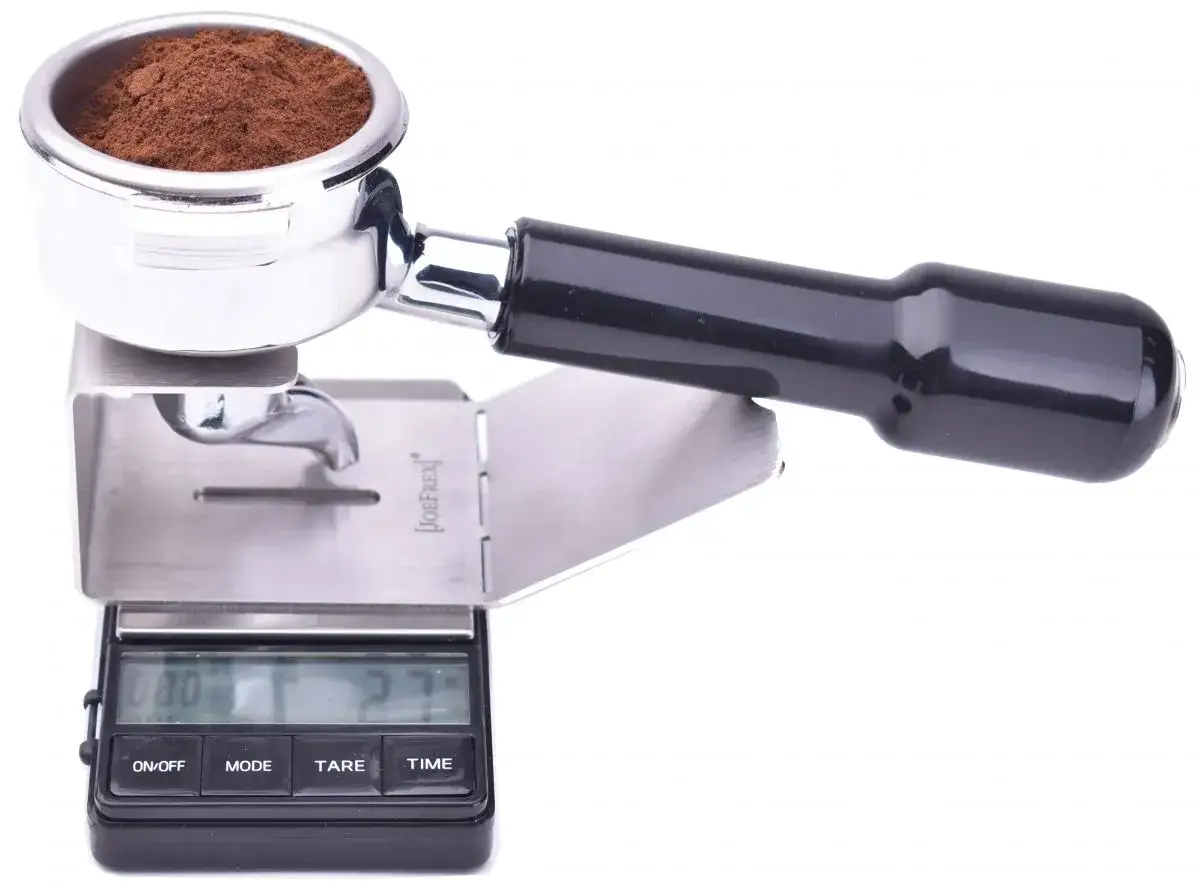 Siebtr&auml;ger mit frisch gemahlenem Kaffee auf einer Waage, bereit f&uuml;r die perfekte extraktionszeit espresso.
