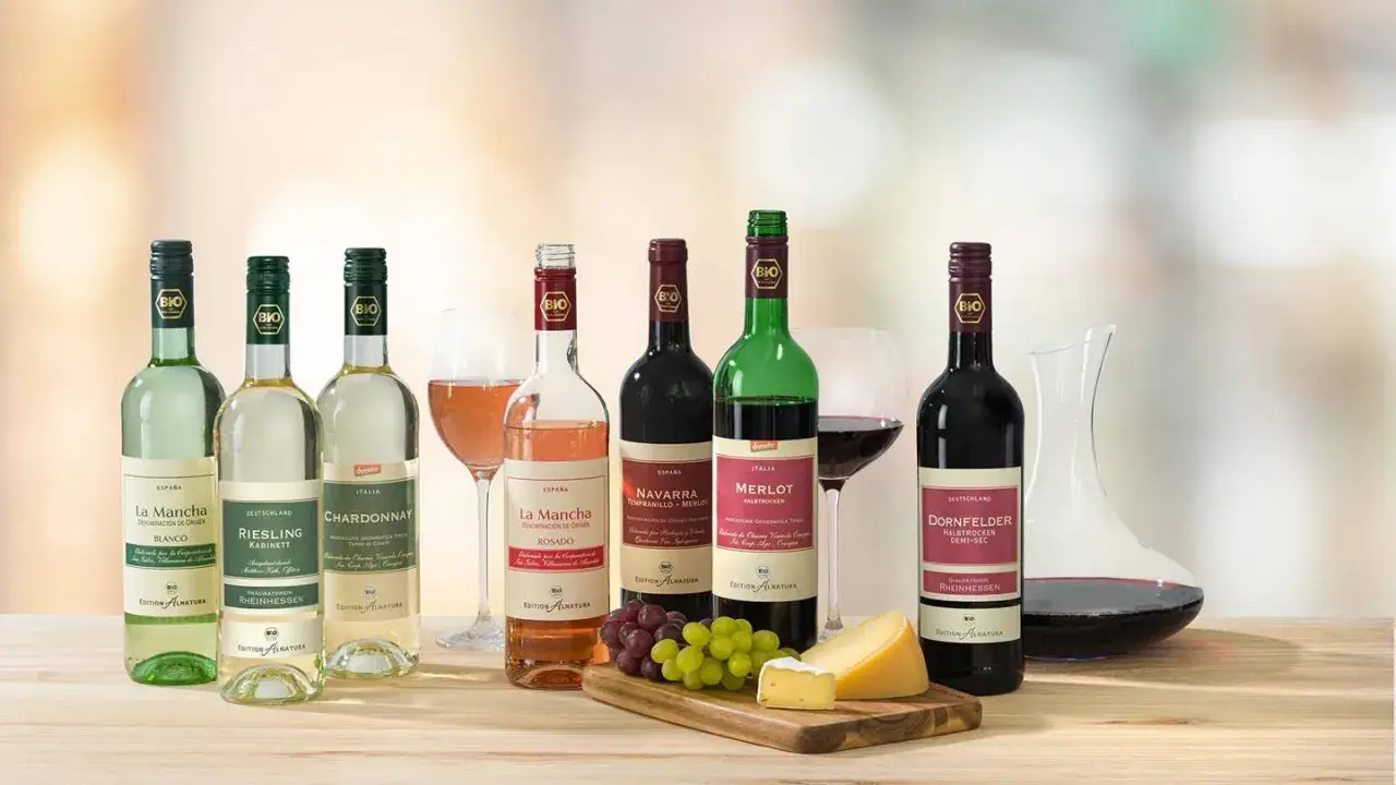 Verschiedene Bio-Wein Sorten: La Mancha Blanco, Riesling Kabinett, Chardonnay, La Mancha Rosado, Navarra Tempranillo-Merlot, Merlot, Dornfelder.