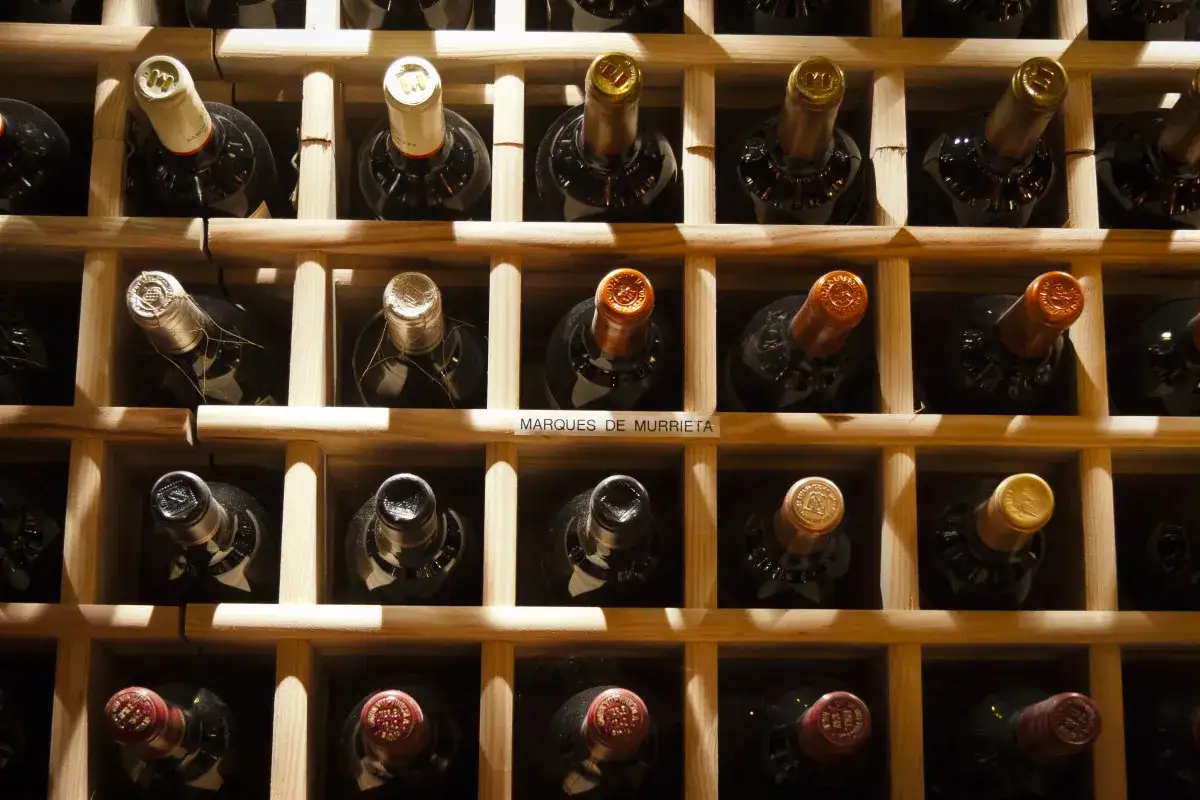 Weinregal mit vielen Flaschen. Manche haben ein Etikett mit dem Aufdruck